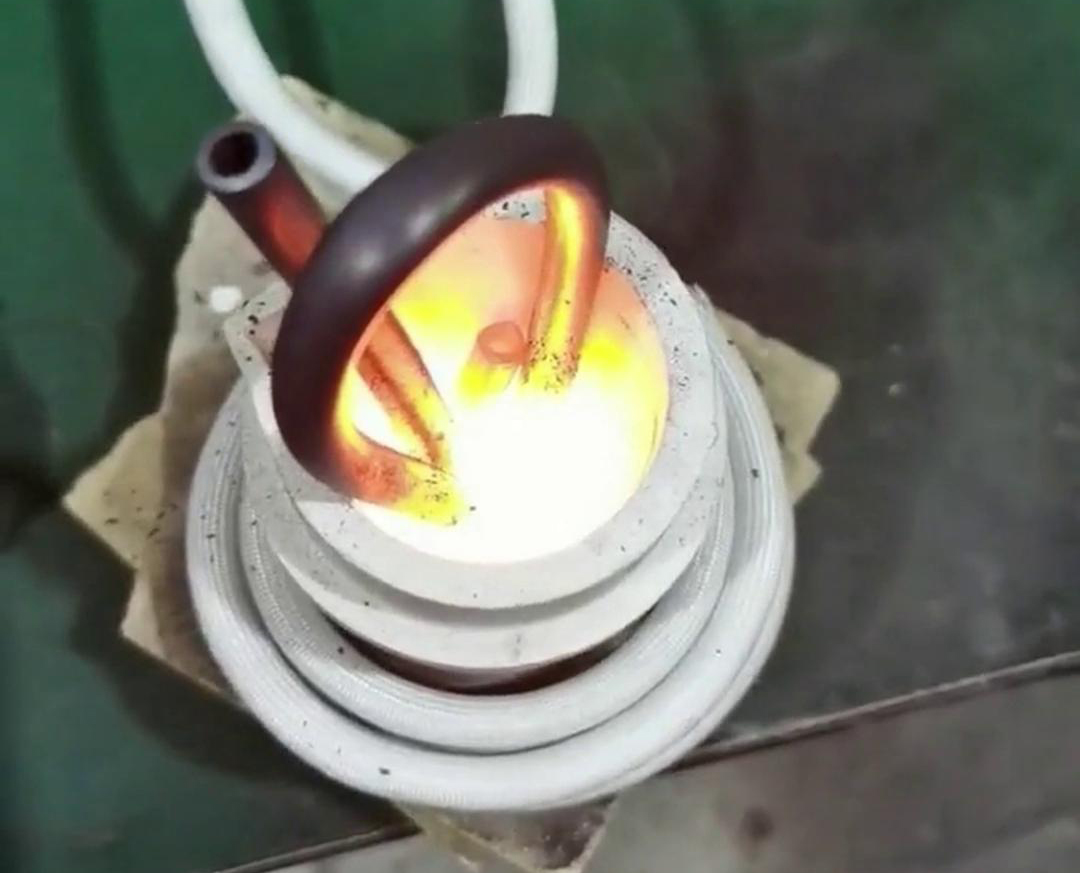 小型高频熔炼炉以其高效、精确、环保的特性成为诸多领
