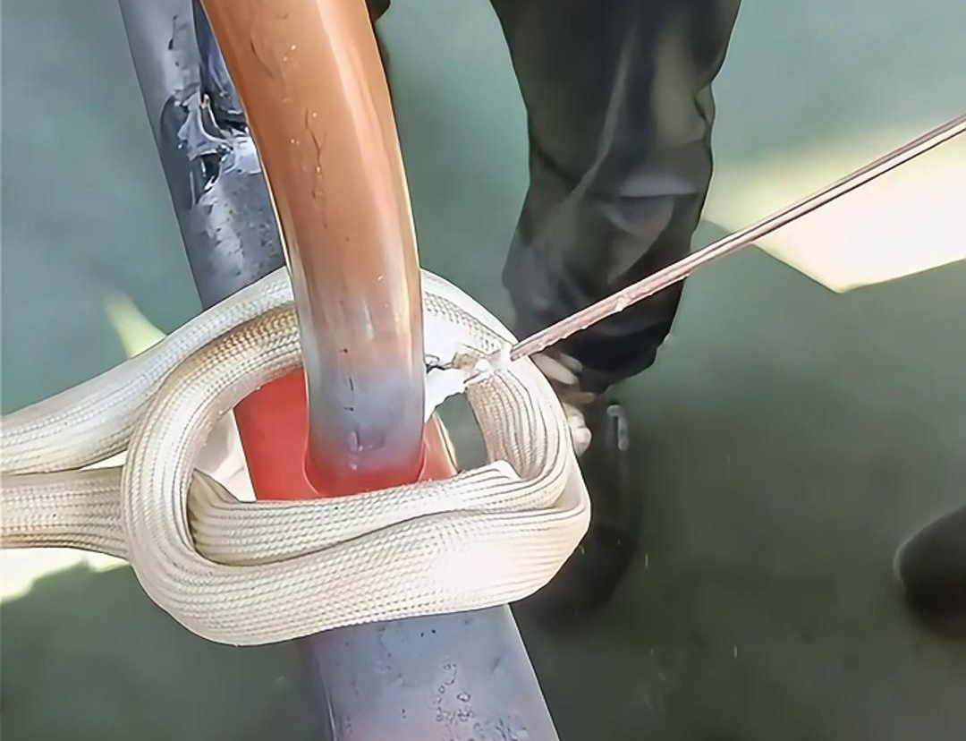 使用高频焊机进行铜管焊接，可以大大提高工作效率