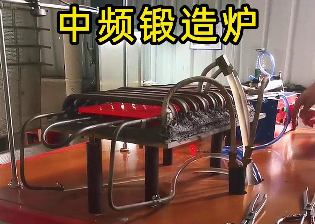 中频铜板锻造加热炉，采用感应加热技术，配合送料机自